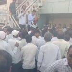 अकोलेत युरिया खतासाठी झुंबड; शेतकऱ्यांची मोठी गर्दी, तासन्‌तास प्रतीक्षा